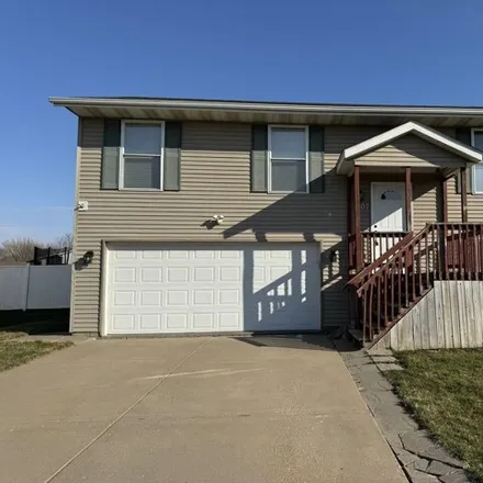 Rent this 3 bed house on 846 West 61st Street in Davenport, IA 52806