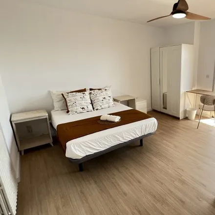 Rent this 5 bed room on Carrer del Batxiller in 13, 46010 Valencia