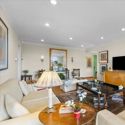 Image 7 - 13960 Milbank Street, Los Angeles, CA 91423, USA - Condo for sale