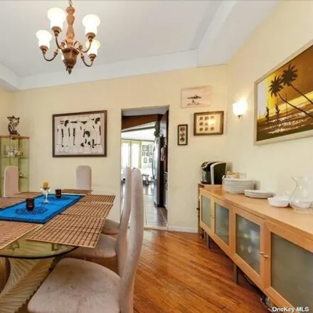 Image 6 - 29-19 218th Street, New York, NY 11360, USA - House for sale