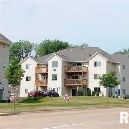 Rent this 2 bed apartment on 705 East 46th Street in Davenport, IA 52806