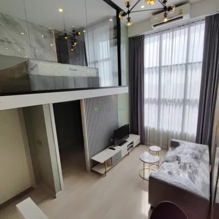 Rent this 1 bed apartment on Krung Kasem Road in Khlong Maha Nak Subdistrict, Pom Prap Sattru Phai District