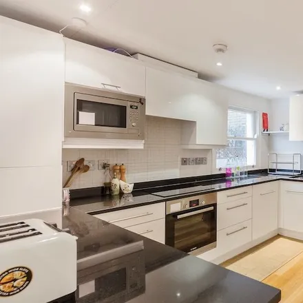 Rent this 3 bed apartment on Cardozo Road in London, N7 9RJ