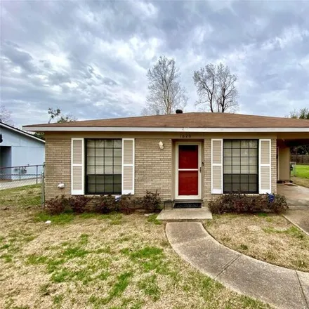 Buy this 2 bed house on 1636 Holiday Place in Bellaire, Bossier City