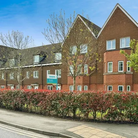 Rent this 2 bed apartment on Outfield Crescent in Wokingham, RG40 2ET