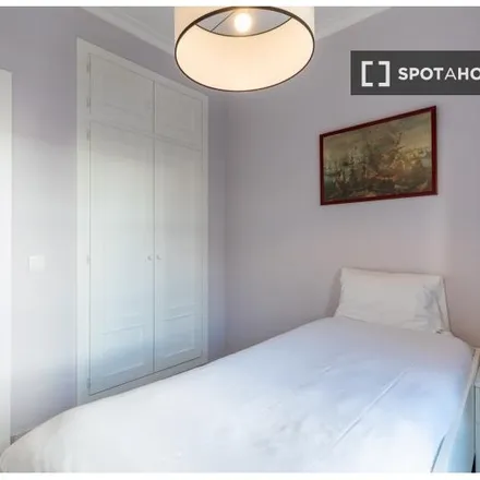 Image 10 - Airbnb, Calle Sánchez de Castro, 15, 41003 Seville, Spain - Apartment for rent