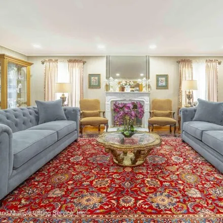 Image 8 - 39 The Oval, New York, NY 10304, USA - House for sale