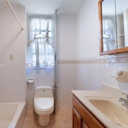 Image 4 - 581 East 8th Street, New York, NY 11218, USA - House for sale