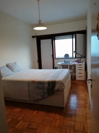 Rent this 4 bed room on Garagem Santo António in Rua da Maternidade, 4050-369 Porto