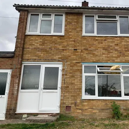 Rent this 3 bed townhouse on Tomlinson Avenue in Luton, LU4 0RU