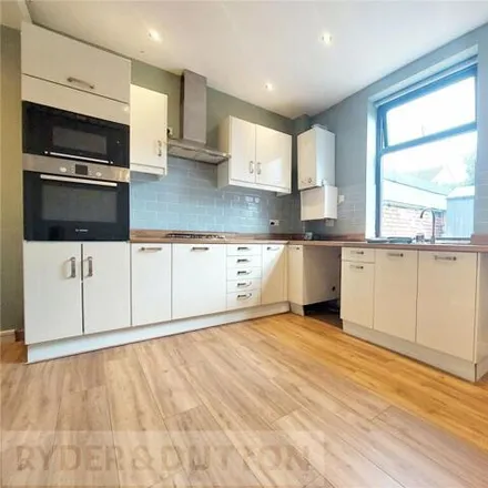 Image 3 - Queens Road/Claremont Street, Queens Road, Ashton-under-Lyne, OL6 8EJ, United Kingdom - Townhouse for rent