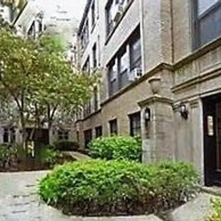 Rent this studio apartment on 627-641 West Roscoe Street in Chicago, IL 60657