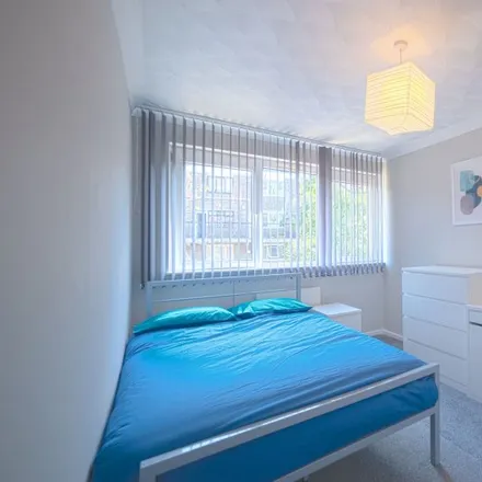 Rent this 4 bed room on Abbot House in Smythe Street, London