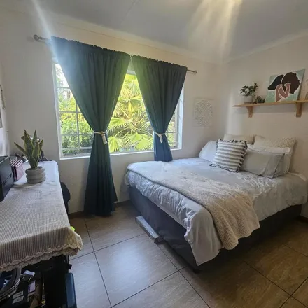 Rent this 3 bed townhouse on Allens Nek Road in Constantia Kloof, Roodepoort
