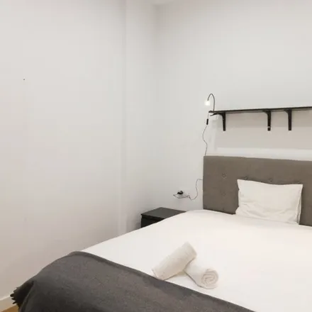 Rent this 8 bed room on Centro Médico Psicológico Calvet in Travessera de Gràcia, 48