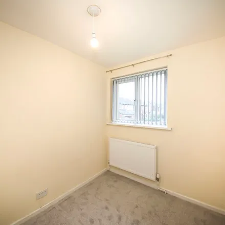 Image 7 - Daisy Hill Avenue, Churwell, LS27 8DL, United Kingdom - Apartment for rent