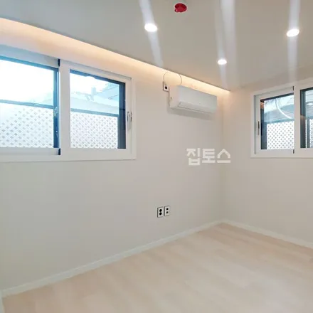 Rent this studio apartment on 서울특별시 강동구 천호동 75-15