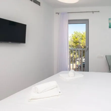Rent this 1 bed apartment on 21420 Općina Bol