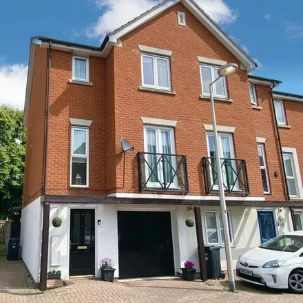Buy this 3 bed townhouse on Norwich Crescent in London, RM6 4UN