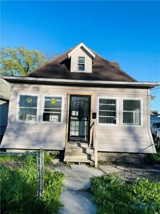 Buy this 4 bed house on 2108 North Michigan Street in Toledo, OH 43611