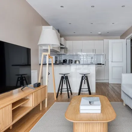 Rent this 2 bed apartment on Palace Gardens Terrace / Notting Hill Gate in Palace Gardens Terrace, London