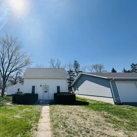 Buy this 4 bed house on 2039 12th Street in Columbus, NE 68601