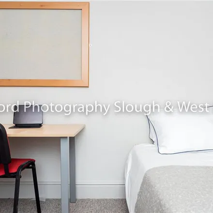Image 5 - 14 Blackwell Avenue, Wood Street, GU2 8LU, United Kingdom - Apartment for rent