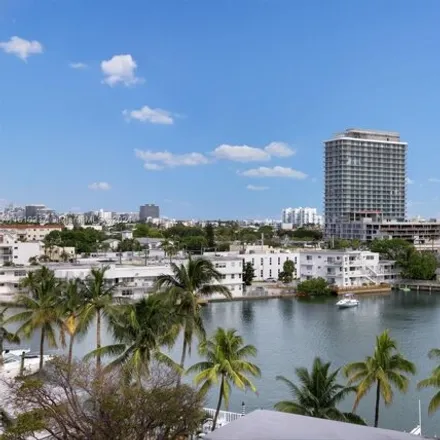 Image 1 - 900 Bay Drive, Isle of Normandy, Miami Beach, FL 33141, USA - Condo for rent