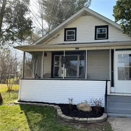 Buy this 3 bed house on 424 South Diamond Street in Ravenna, OH 44266