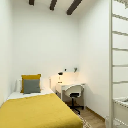 Rent this 5 bed room on Avinguda del Paral·lel in 51, 08004 Barcelona
