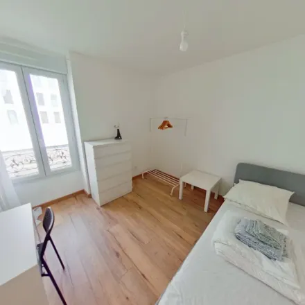Rent this 7 bed apartment on 7 Cours Édouard Vaillant in 33300 Bordeaux, France