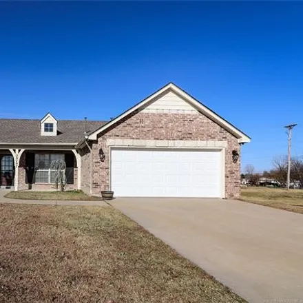 Rent this 3 bed house on 4499 North 37th Street in Broken Arrow, OK 74014