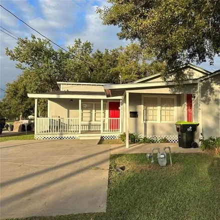 Rent this 3 bed house on 2858 Park Avenue in Bay City, TX 77414