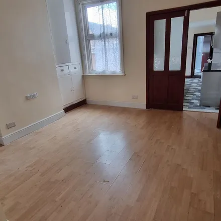 Rent this 3 bed townhouse on Gipsy Road in Leicester, LE4 6QT