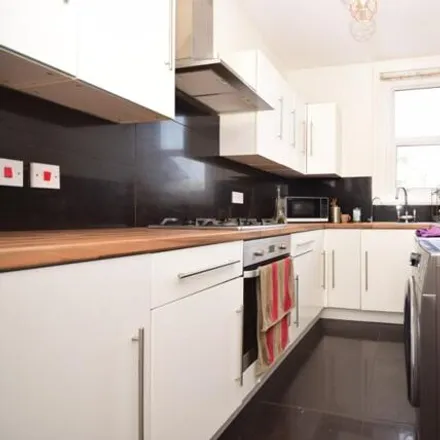 Image 2 - Albany Road, West Green, RH11 7BZ, United Kingdom - House for rent