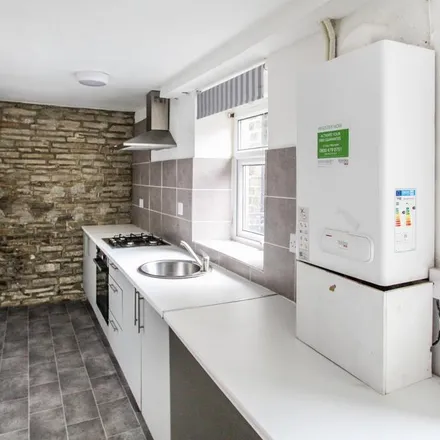 Rent this 2 bed house on We Are Vapes in 220 High Street, Bradford