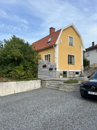 Rent this 4 bed house on Lövlundsvägen in 149 31 Nynäshamn, Sweden