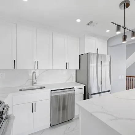 Image 3 - 7618 Aquatic Drive, New York, NY 11692, USA - Townhouse for sale