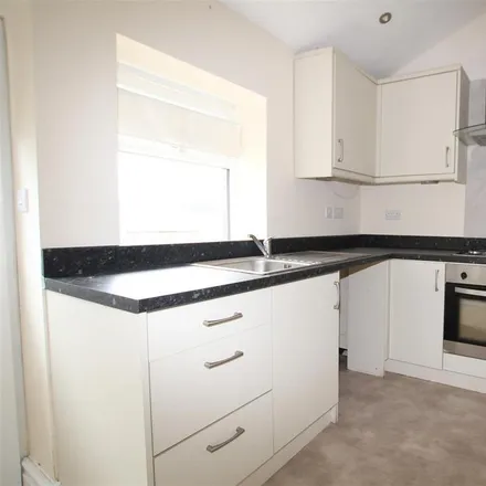 Image 2 - Thornton Road, Queensbury, BD13 1NL, United Kingdom - Townhouse for rent