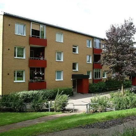 Rent this 3 bed apartment on Lustigkullevägen 18a-d in 591 45 Motala, Sweden