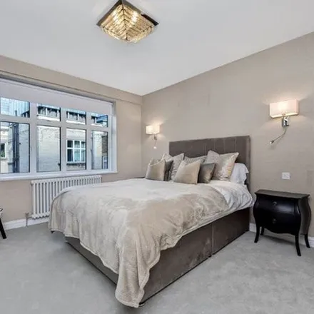 Rent this 3 bed apartment on London Souvenirs in Buckingham Palace Road, London