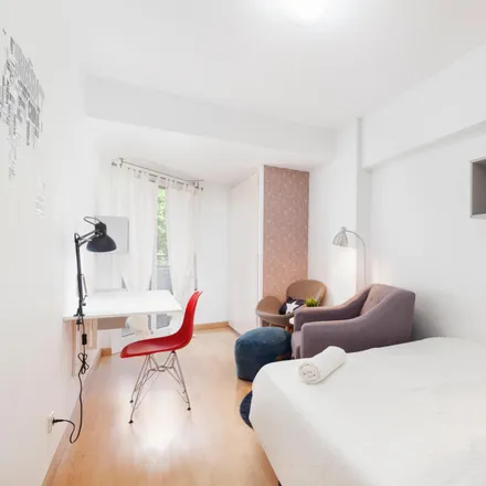 Rent this 3 bed room on Carrer de Wellington in 70, 08005 Barcelona