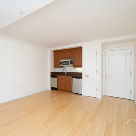 Buy this studio condo on Radisson Blu Warwick Hotel in 220 South 17th Street, Philadelphia