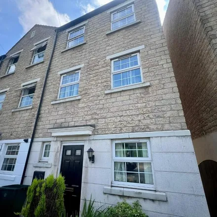 Rent this 4 bed townhouse on Cemetery Road/Wentworth Road in Cemetery Road, Jump