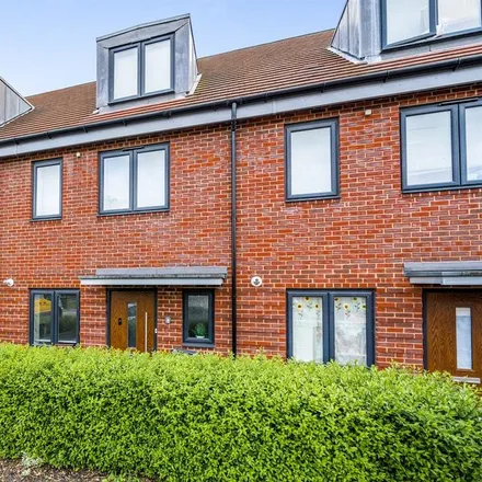 Rent this 3 bed townhouse on 632 Basingstoke Road in Reading, RG2 0DF