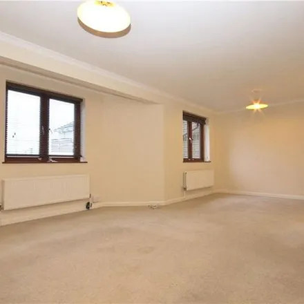 Image 5 - Whitehall Lane, Egham, TW20 9NQ, United Kingdom - Apartment for rent