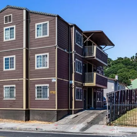 Buy this studio house on 7740 MacArthur Boulevard in Oakland, CA 94613