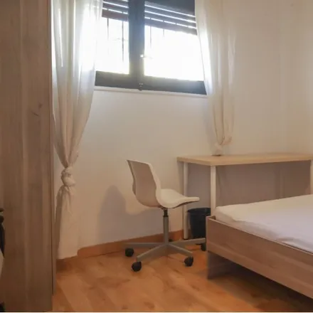Rent this 7 bed room on Madrid in Calle del Águila, 3