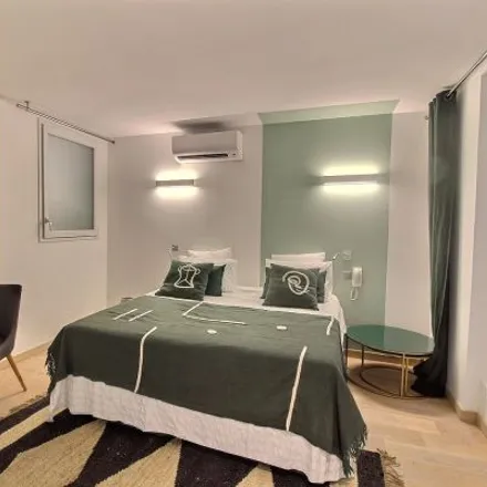 Image 2 - 9 Rue Forest, 75018 Paris, France - Apartment for rent