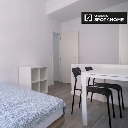 Rent this 5 bed room on Carrer del Poeta Monmeneu in 12, 46009 Valencia